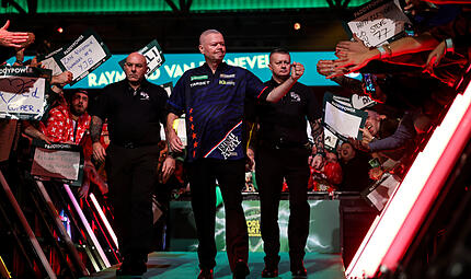 F&uuml;nfmaliger Weltmeister und bis heute eine Ikone des Dartsports: Raymond Van Barneveld z&auml;hlt zum sechsk&ouml;pfigen Aufgebot der Franken Darts Gala in Bamberg.