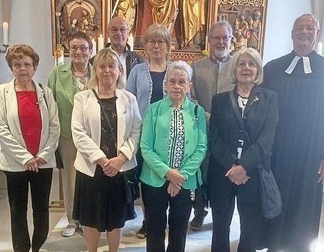 Diamantkonfirmation (60 Jahre) feierten (hinten von links) Hannelore Jordan, Dieter Ring, Hildegard Detzel, geb. M&uuml;ller, Hermann Sch&ouml;nleben, sowie (vorn) Margareta H&ouml;ps, geb. Schierer, Erika Graf, geb. Schierer, Isolde Klein, geb. Stern, und Elfri...