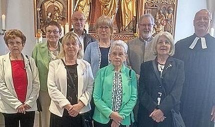 Diamantkonfirmation (60 Jahre) feierten (hinten von links) Hannelore Jordan, Dieter Ring, Hildegard Detzel, geb. M&uuml;ller, Hermann Sch&ouml;nleben, sowie (vorn) Margareta H&ouml;ps, geb. Schierer, Erika Graf, geb. Schierer, Isolde Klein, geb. Stern, und Elfri...
