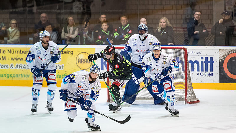 Mit dem SC Riessersee spielte Christopher Chyzowski (rechts) mehrfach in Höchstadt. Künftig trägt er das Trikot der Alligators.