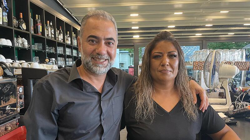 Adems Restaurant Gewerbepark Heßdorf Dler Najm, Restaurantmanager des Adem's Restaurants im Gewerbepark Heßdorf, und Mitarbeiterin Nazan Yilmuz freuen sich nach der Mega-Baustelle auf die Rückkehr ihrer Kunden.