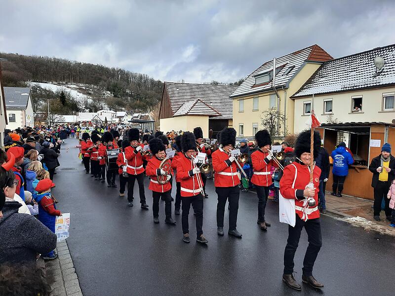 Rosenmontagszug in Aura