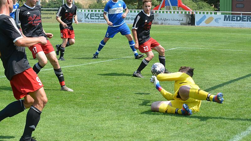 Der SC Diebach (in rot-schwarz) bekam im Halbfinale von der SG Hammelburg/Fuchsstadt II (in blau) gleich sechs Gegentreffer eingeschenkt und war auch im Finale nicht zu stoppen, auch wenn hier das Elfmeterschießen entscheiden musste.