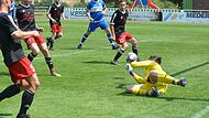 Der SC Diebach (in rot-schwarz) bekam im Halbfinale von der SG Hammelburg/Fuchsstadt II (in blau) gleich sechs Gegentreffer eingeschenkt und war auch im Finale nicht zu stoppen, auch wenn hier das Elfmeterschießen entscheiden musste.