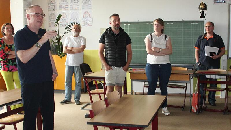 Der Schulverband Altenkunstadt besichtigt die Klassenzimmer der Mittelschule Altenkunstadt. Schulleiter Sebastian M&uuml;ller (im Vordergrund) weist darauf hin, dass die Fenster schlecht ged&auml;mmt seien.