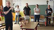 Der Schulverband Altenkunstadt besichtigt die Klassenzimmer der Mittelschule Altenkunstadt. Schulleiter Sebastian Müller (im Vordergrund) weist darauf hin, dass die Fenster schlecht gedämmt seien.