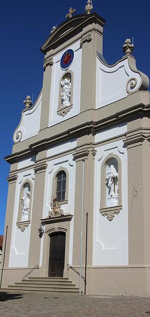 Die Fuchsstädter Pfarrkirche erstrahlt seit kurzem in frischen Glanz . Die Fuchsstädter Pfarrkirche erstrahlt seit kurzem in frischen Glanz .