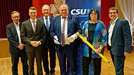 Walter Nussel (Mitte) und Ute Salzner setzen Arbeit fort.