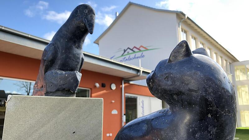 Steinskulpturen von Gerwin Kellermann pr&auml;gen l&auml;ngst das Ortsbild in der Marktgemeinde Wildflecken. Der Ehrenb&uuml;rger m&ouml;chte nun weitere Skulpturen f&uuml;r ein kulturgeschichtliches Projekt stiften.