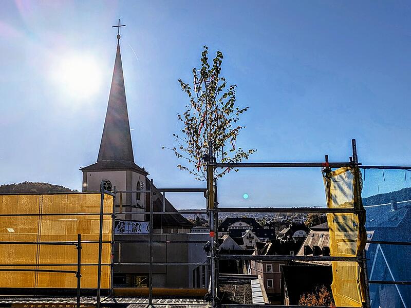 Der Richtbaum auf dem Dach des Landratsamtes Der kleine Richtbaum auf dem Dach des Landratsamtes vor der Jakobuskirche