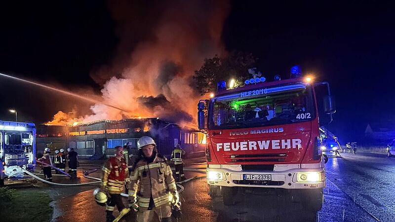 Lichtenfels: Großbrand schockt Anwohner und Mitarbeiter - "beängstigend" Lichtenfels: Großbrand schockt Anwohner und Mitarbeiter - "beängstigend"