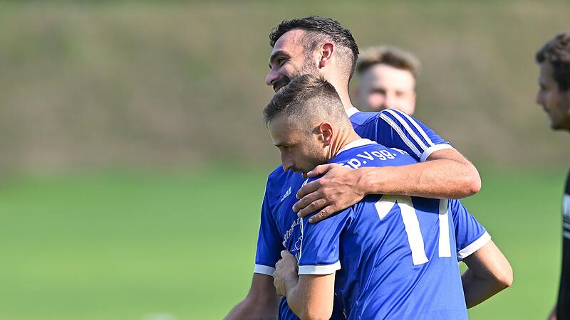 Michael Felbinger (hinten) bekommt Verst&auml;rkung bei der SpVgg Reuth - auf dem Rasen und daneben.