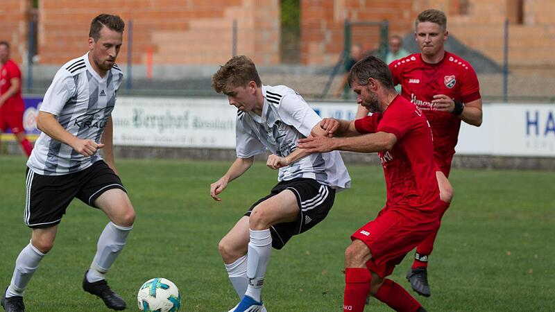 Der TSV Steinberg setzte sich knapp gegen die SG Gundelsdorf/Reitsch durch. Ein Tor zum 3:2 steuerte Leon Jakob bei. (wei&szlig;es Trikot). Der FC Hirschfeld um Tobias Hau&szlig;er siegte derweil zu Neunt im Derby beim TSV Windheim.