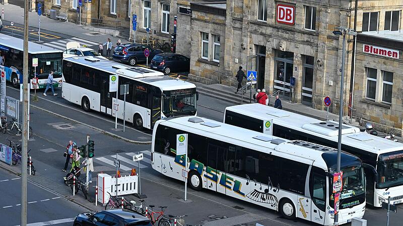 Vor dem Bamberger Bahnhof halten zahlreiche Landkreis-Busse.  Damit das auch ab August so bleibt, wird nun eine Notvergabe nötig.