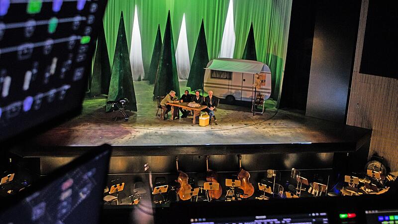 Blick aus der Beleuchterkabine auf die Bühne im Globe Coburg: Im Bühnenbild von Humperdincks „Hänsel und Gretel“ sitzen die Spartendirektoren (von links) Matthias Straub, Mark McClain, Daniel Carter und Neil Barry Moss.