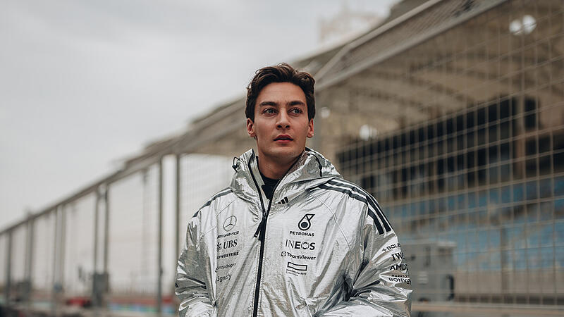 Mercedes-Pilot George Russell posiert mit der isolierenden Adidas-Jacke bei den Formel-1-Testfahrten in Bahrain.
