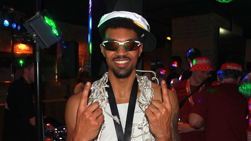 Ausgestattet mit Kapit&auml;nsm&uuml;tze und dem Korbnetz aus dem Finale war Baskets-Kapit&auml;n Ibi Watson bester Laune.