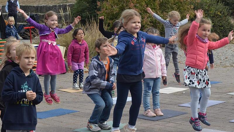 Ausgelassene Kinder spielen beim Familienfest des Landkreises in Adelsdorf. Das Foto stammt von 2018, als das Fest 1700 Besucher anzog. Heuer im Jubil&auml;umsjahr will der Kreis mit Aktionen loslegen &ndash; wenn Corona es zul&auml;sst.