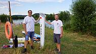 Über die technische Unterstützung der Retter von der Wasserwacht freuen sich am Sander Baggersee Johannes Rennert (links) und der Vorsitzende des Wasserwacht-Ortsvereins Sand/Zeil Manfred Bergmann.