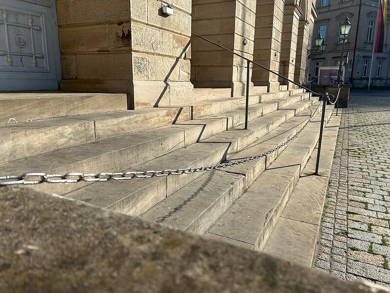 Ketten am Coburger LandestheaterKetten am Coburger Landestheater Ketten versperren die Treppen am Coburger Landestheater.