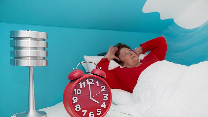 Bei Schlafproblemen Älterer gibt es zahlreiche Lösungsansätze.