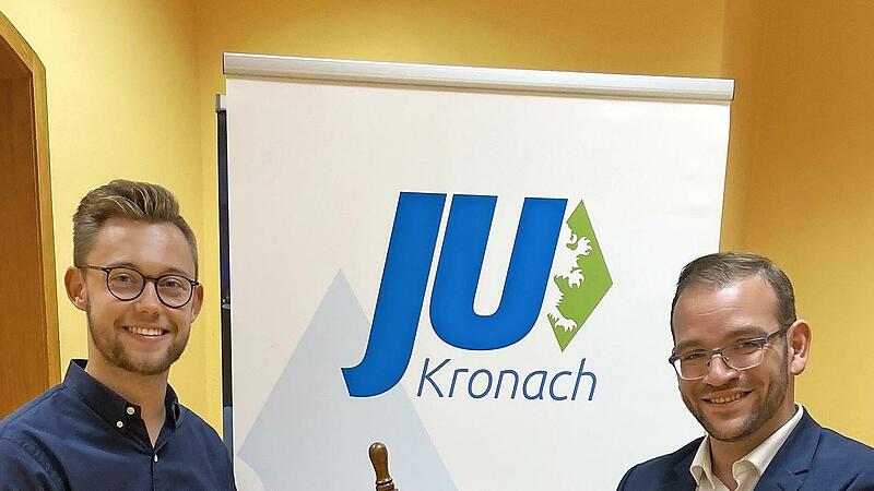 Markus Oesterlein (rechts) überreicht das Steuer für den JU-Kreisverband Kronach an den neuen Kreisvorsitzenden Marius Bittner.