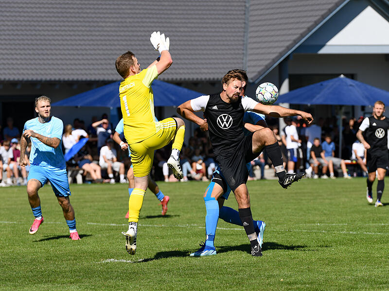Der  Kleinsteinacher Schlussmann Tobias Oppermann verl&auml;sst sein Tor, um gegen Dominik Schirm vom TSV Kirchaich Schlimmeres zu verhindern.