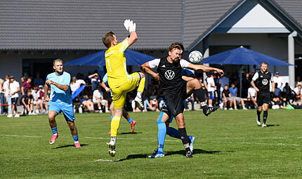 Der  Kleinsteinacher Schlussmann Tobias Oppermann verl&auml;sst sein Tor, um gegen Dominik Schirm vom TSV Kirchaich Schlimmeres zu verhindern.