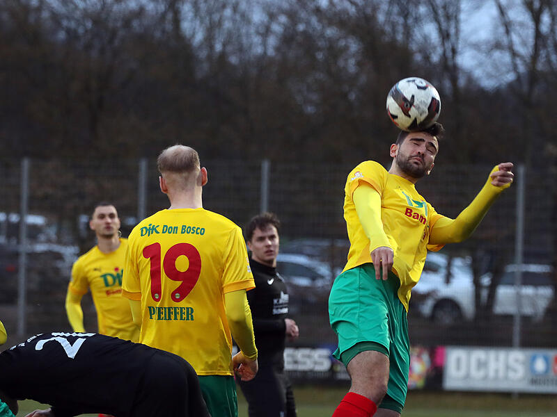 Hoch hinaus kann es f&uuml;r die DJK Bamberg in dieser Saison gehen. Jonathan M&uuml;ller bef&ouml;rdert den Ball mit dem Kopf nach vorne.