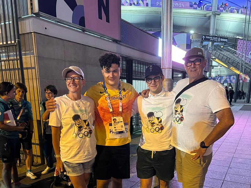 Heike Schweens (links), Alexander Kubalek und Caspar Schweens (von rechts) trafen Merlin Hummel nach dem Olympia-Finale im Stade de France. Heike Schweens (links), Alexander Kubalek und Caspar Schweens (von rechts) trafen Merlin Hummel nach dem Olympia-Finale im Stade de France.