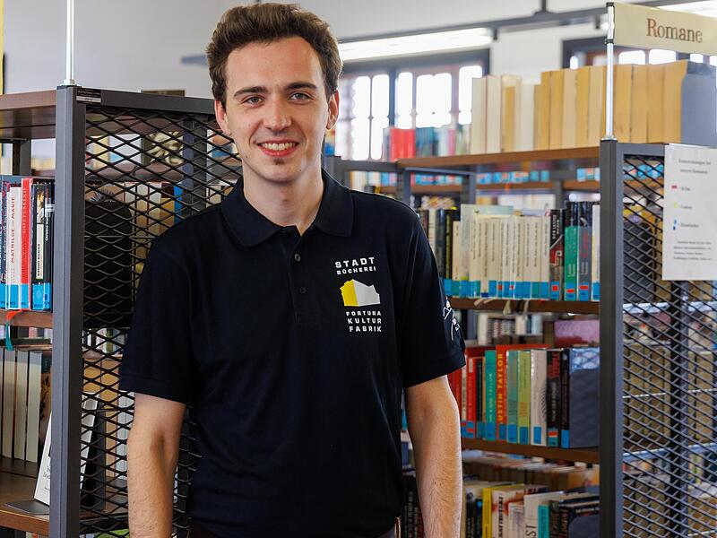 Maximilian Pfeuffer freut sich auf die Arbeit in der Stadtb&uuml;cherei H&ouml;chstadt, die vor ihm liegt.