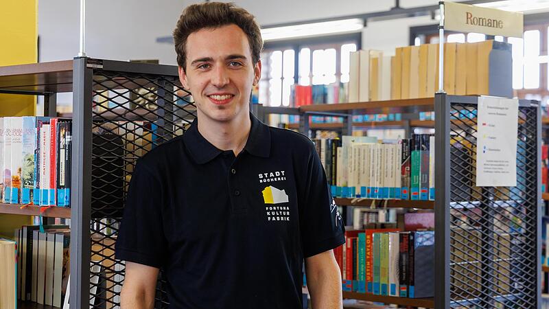 Maximilian Pfeuffer freut sich auf die Arbeit in der Stadtb&uuml;cherei H&ouml;chstadt, die vor ihm liegt.Frederike Rodewald