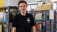 Maximilian Pfeuffer freut sich auf die Arbeit in der Stadtbücherei Höchstadt, die vor ihm liegt.Frederike Rodewald Maximilian Pfeuffer freut sich auf die Arbeit in der Stadtbücherei Höchstadt, die vor ihm liegt.Frederike Rodewald