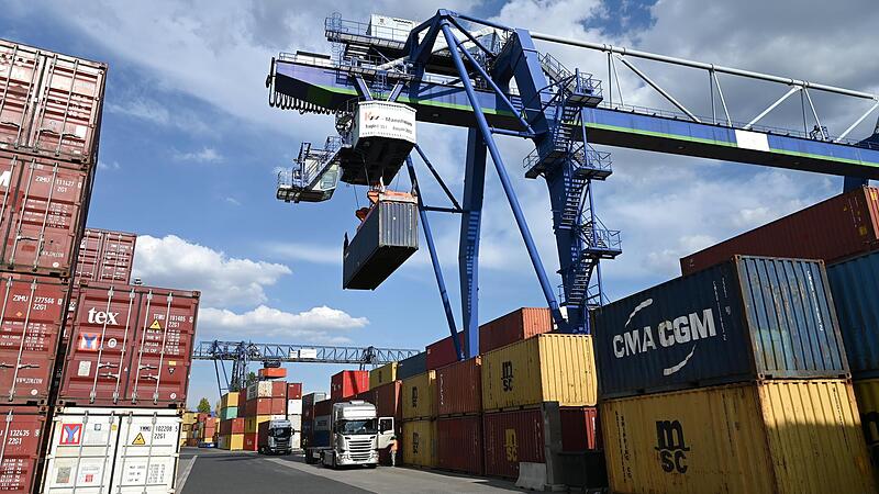 Der jüngsten Prognose zufolge schrumpft die deutsche Wirtschaftsleistung 2023 um 0,6 Prozent. Der jüngsten Prognose zufolge schrumpft die deutsche Wirtschaftsleistung 2023 um 0,6 Prozent.