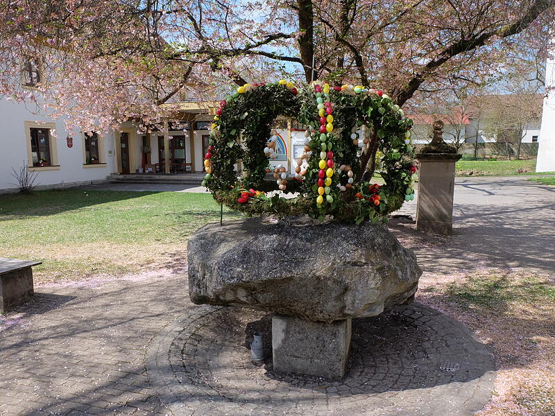 Osterbrunnen in Thundorf auf dem Kirchplatz vor der Katholischen Kirche