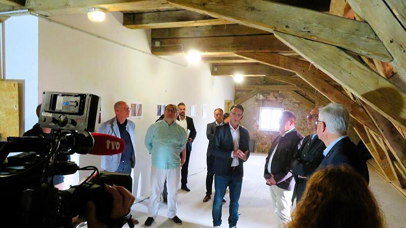 Manche Balken wurden restauriert, manche komplett ausgetauscht &ndash; und das alles bei laufendem Klinikbetrieb.