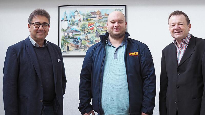 Andy Stapelfeldt (Mitte) ist als Quartiersmanager für den Arbeiter-Samariter-Bund in Untersiemau tätig. Das Projekt sei für die Gemeinde wichtig und willkommen, so Bürgermeister Rolf Rosenbauer (links), rechts ASB-Geschäftsführer Thomas Schwesinger.
