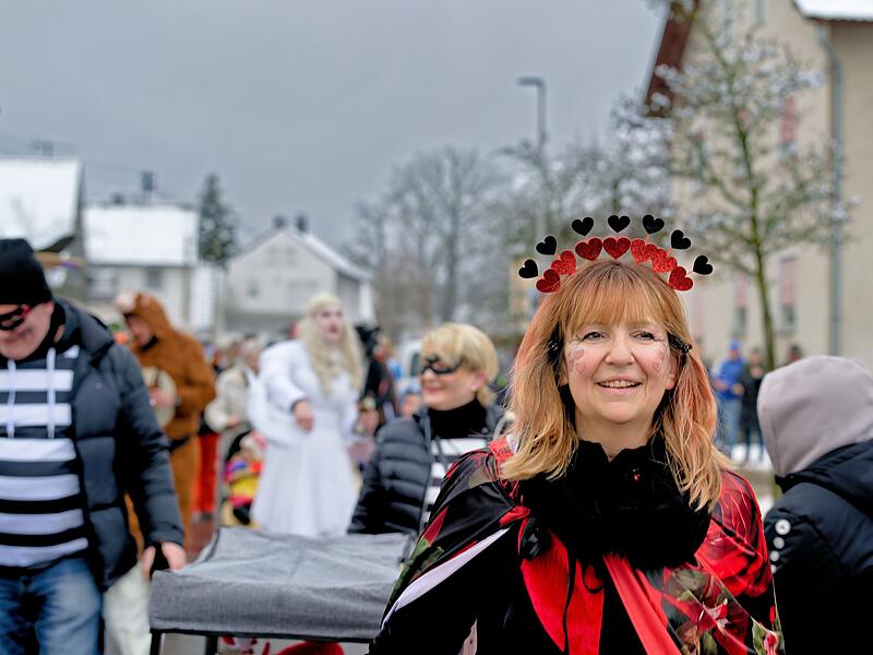 Trotz Schneefall herrschte beim Kinderfaschingsumzug in Ro&szlig;dorf eine super Stimmung.