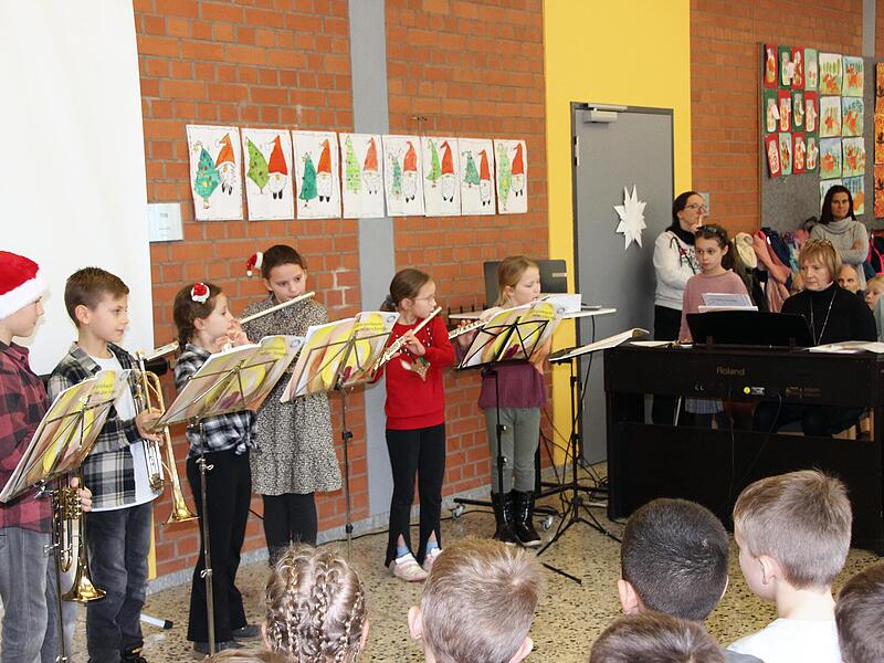 Auch die Bläserklasse, die auf unterschiedlichen Instrumenten spielte, fand viel Anklang beim Publikum. Auch die Bläserklasse, die auf unterschiedlichen Instrumenten spielte, fand viel Anklang beim Publikum.
