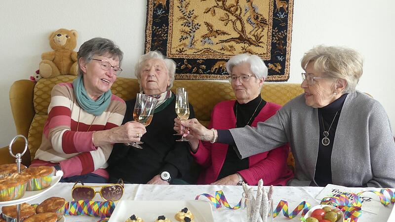 Hilde Tiedemann (Zweite von Links) st&ouml;&szlig;t mit ihren Bekannten des Heimatvereins Herzogenaurach, Christa Peetz, Elli Bitter und Anneliese Lohmeier (von links) auf ihren 102. Geburtstag an.
