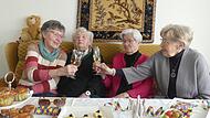 Hilde Tiedemann (Zweite von Links) st&ouml;&szlig;t mit ihren Bekannten des Heimatvereins Herzogenaurach, Christa Peetz, Elli Bitter und Anneliese Lohmeier (von links) auf ihren 102. Geburtstag an.