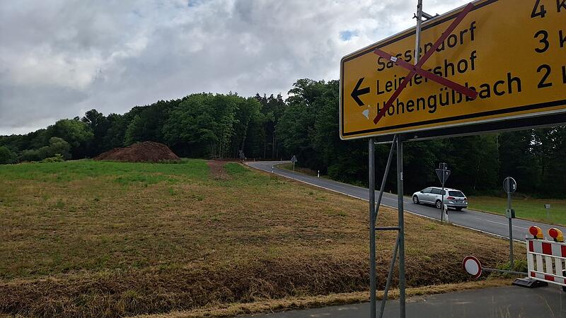 Voraussichtlich bis November 2025 wird die Kreisstraße BA 6 wegen der Bauarbeiten vollständig für den gesamten Verkehr gesperrt.