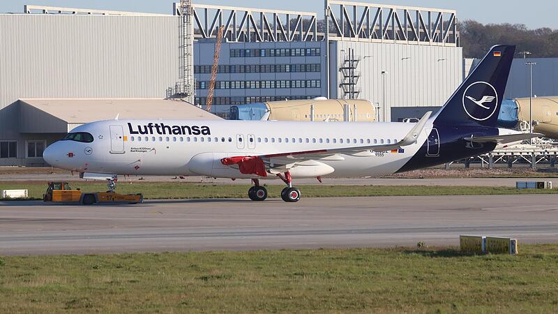 Den neuen Airbus A 320 neo mit dem Namen „Bad Kissingen“ hatte unser Fotograf 2020 auf dem Airbus-Werkgelände in Hamburg-Finkenwerder gesichtet. Den neuen Airbus A 320 neo mit dem Namen „Bad Kissingen“ hatte unser Fotograf 2020 auf dem Airbus-Werkgelände in Hamburg-Finkenwerder gesichtet.