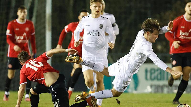 Viel Kampf, wenig Fu&szlig;ball: In einem durchwachsenen Spiel musste sich der FC Eintracht Bamberg um David Lang (2.v.r.) mit einem 0:0-Unentschieden zufrieden geben.