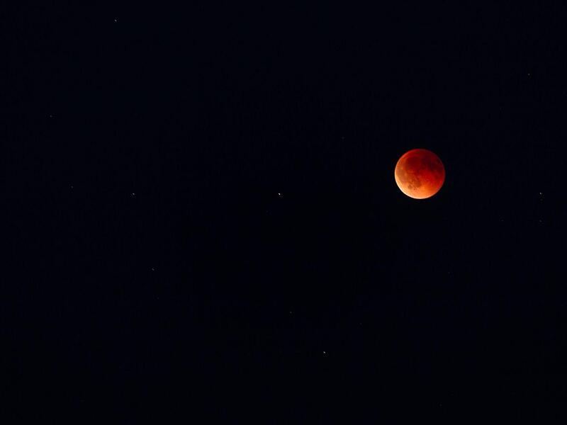 Der Mond erstrahlt in rot.Blutmond über Forchheim