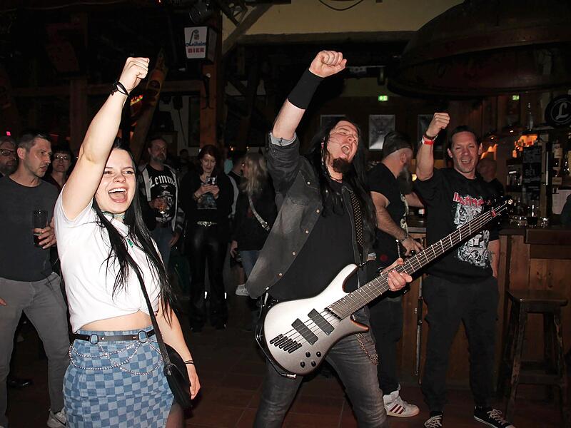 &bdquo;Fallen Culture&ldquo;-Bassist Kevin Hauch spielt mitten im Publikum &ndash; sehr zur Freude der Fans.