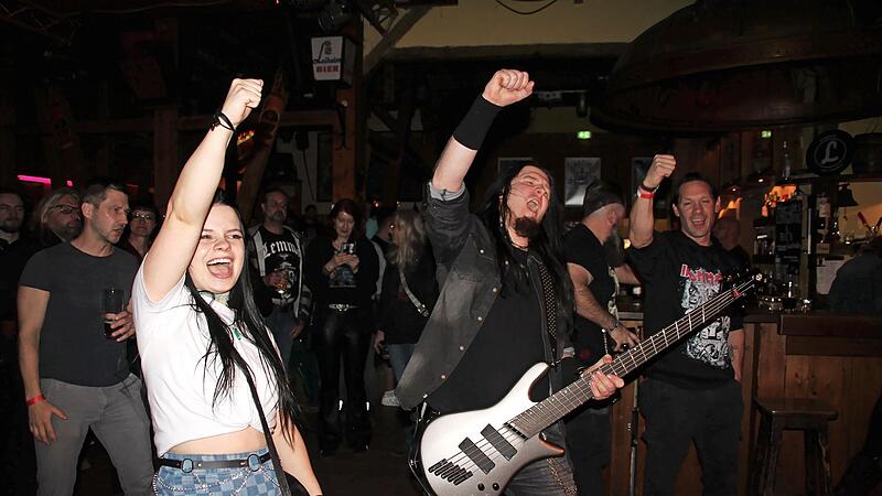 &bdquo;Fallen Culture&ldquo;-Bassist Kevin Hauch spielt mitten im Publikum &ndash; sehr zur Freude der Fans.