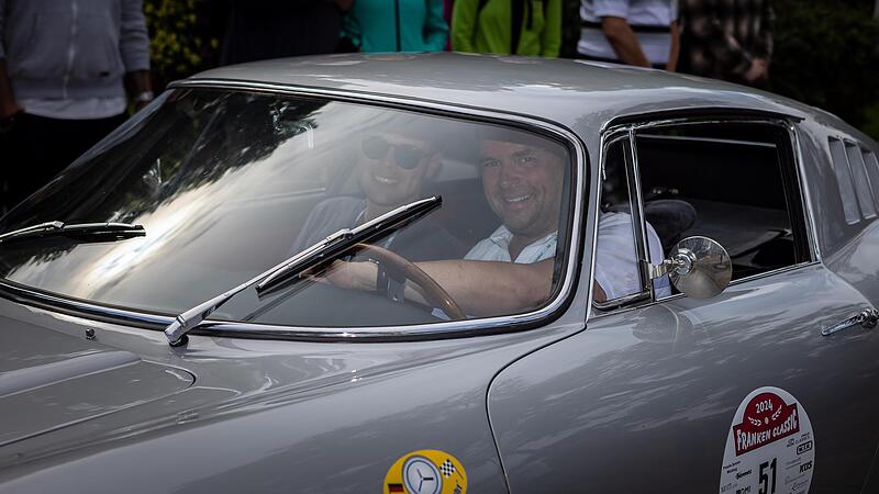 Sichtbar gl&uuml;cklich im Ziel: Zweiter B&uuml;rgermeister Anton Schick mit Sohn Klaus im Ferrari 275 GTB.                                                                                                                                                      ...