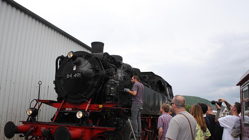 Eigentlich sollte die 85 Jahre alte Dampflok mit dem Spitznamen &bdquo;Bubikopf&ldquo; die Attraktion bei den Fahrten zwischen Ebermannstadt und Behringersm&uuml;hle sein. Leider war eine der Speisepumpen kaputt, weshalb sie im Schuppen bleiben musste.Forchheim & Fr&auml;nkische Schweiz