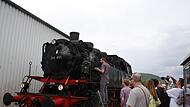 Eigentlich sollte die 85 Jahre alte Dampflok mit dem Spitznamen &bdquo;Bubikopf&ldquo; die Attraktion bei den Fahrten zwischen Ebermannstadt und Behringersm&uuml;hle sein. Leider war eine der Speisepumpen kaputt, weshalb sie im Schuppen bleiben musste.Forchheim & Fr&auml;nkische Schweiz